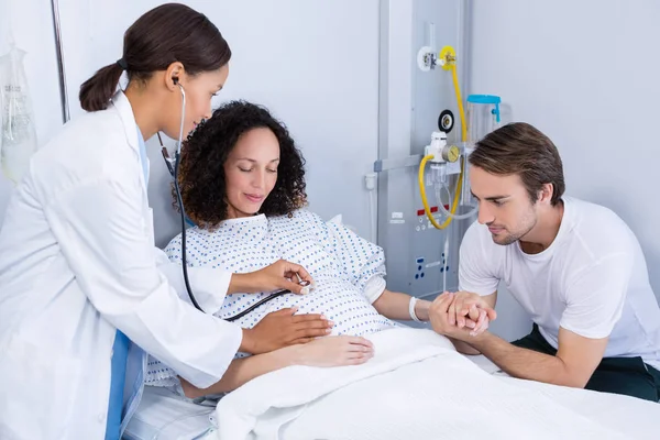 Doctor examining pregnant woman in ward — Stock Photo, Image