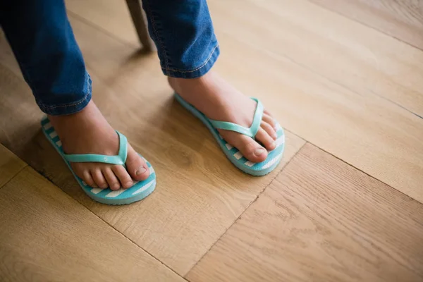 Menina em chinelo em casa — Fotografia de Stock