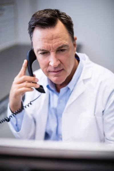 Male doctor interacting on phone — Stock Photo, Image