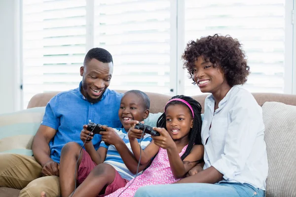 Glückliche Familie spielt Videospiel — Stockfoto