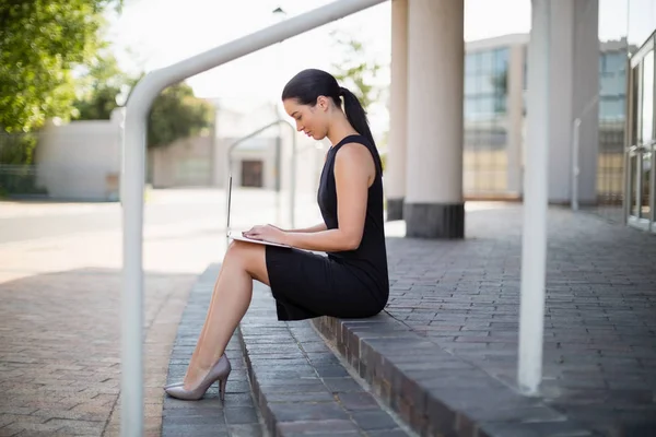 Femme d'affaires utilisant un ordinateur portable — Photo