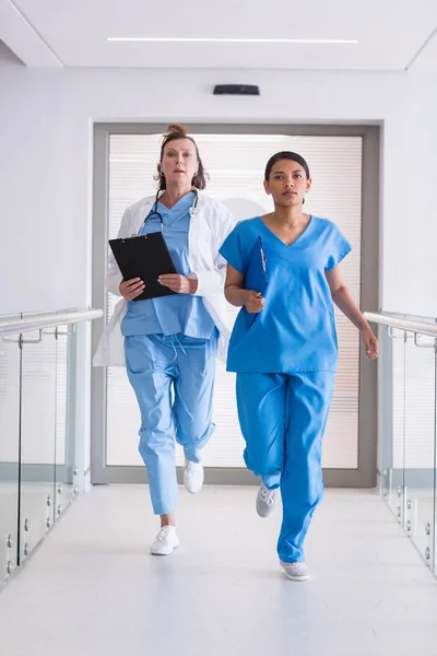 Sjuksköterska och läkare kör — Stockfoto