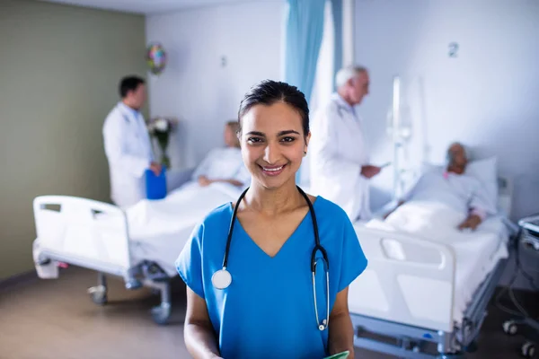 Retrato de médica sorrindo na enfermaria — Fotografia de Stock