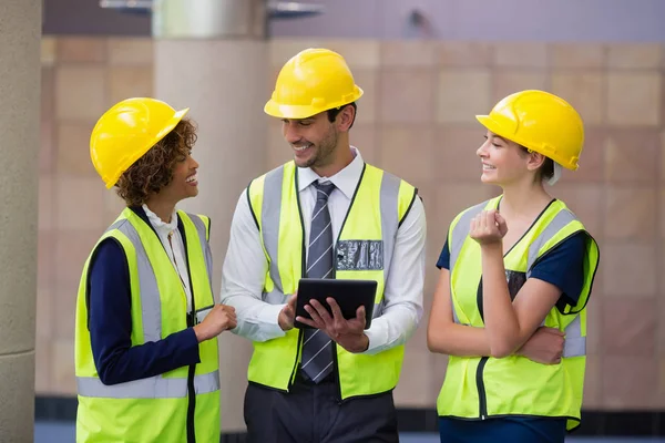 Arkitekter som diskuterar över digitala tablett — Stockfoto