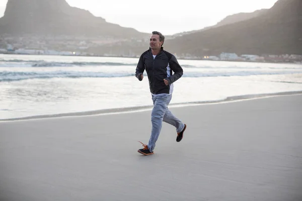 Maduro homem correndo na praia — Fotografia de Stock