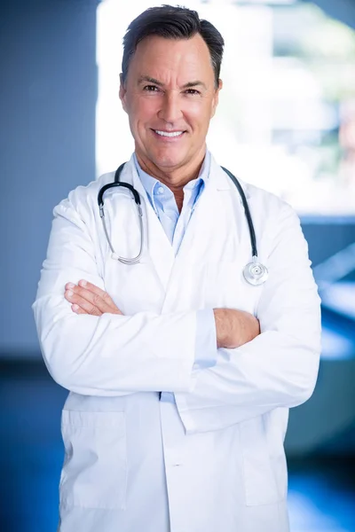 Portrait of doctors standing with arms crossed — Stock Photo, Image