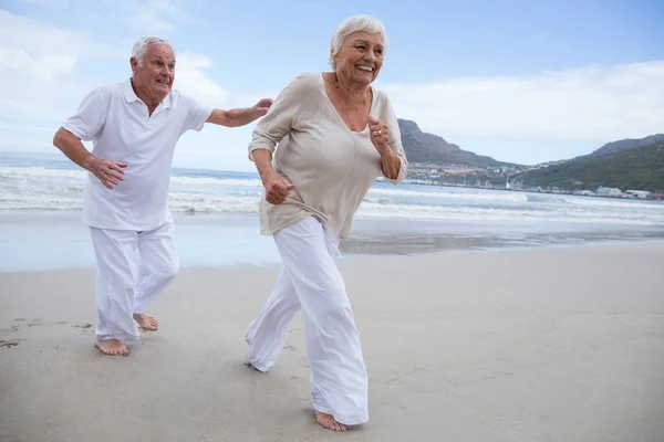 年长的夫妇在海滩玩在一起 — 图库照片