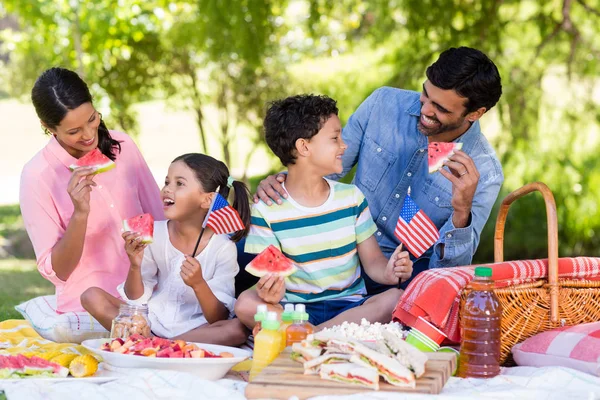 Glückliche Familie frühstückt im Park — Stockfoto