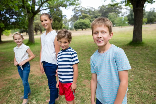 Crianças de pé juntas no parque — Fotografia de Stock