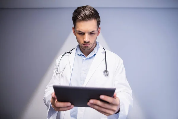 Doktor koridorda dijital tablet kullanma — Stok fotoğraf