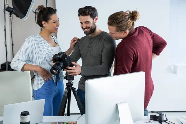 Photographers and model reviewing captured photos — Stock Photo, Image