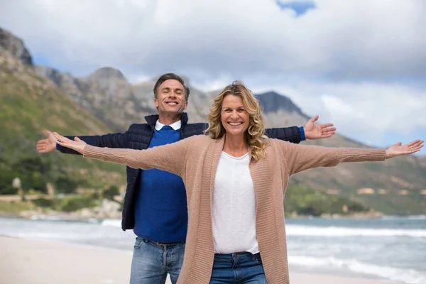 Casal maduro desfrutando na praia — Fotografia de Stock