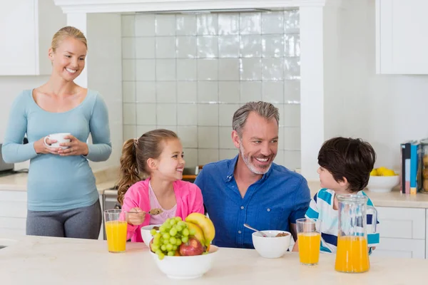 Mutfakta kahvaltı yapan mutlu bir aile. — Stok fotoğraf