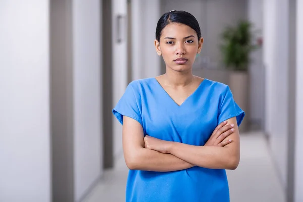 Portret van verpleegkundige permanent met gekruiste armen — Stockfoto