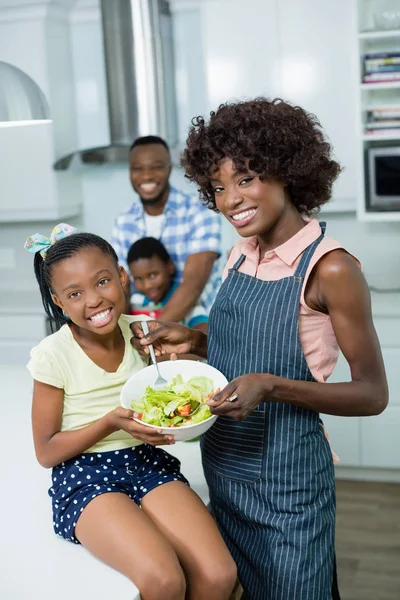 Mãe e filha preparando salada na cozinha em casa — Fotografia de Stock