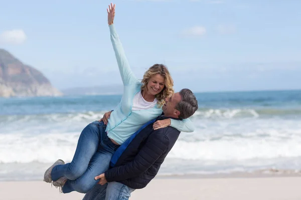 Oudere paar genieten op het strand — Stockfoto