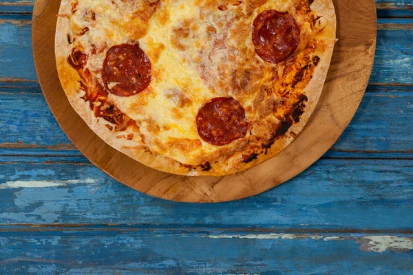 Delicious italian pizza served on pizza tray — Stock Photo, Image