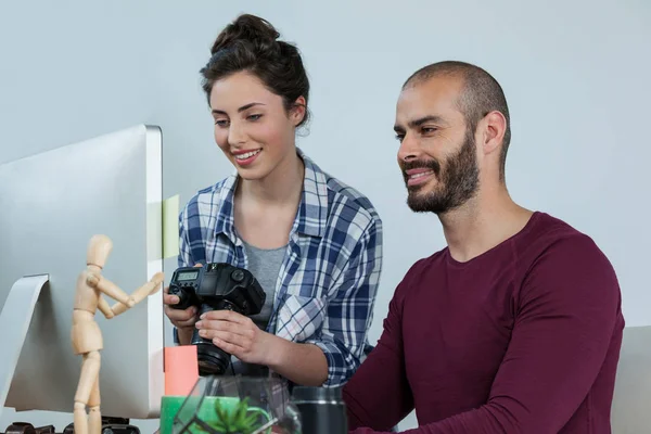 Fotógrafos trabalhando na mesa — Fotografia de Stock