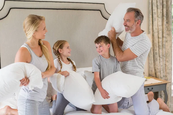 Söta familjen ha en kudde som slåss i sovrum — Stockfoto