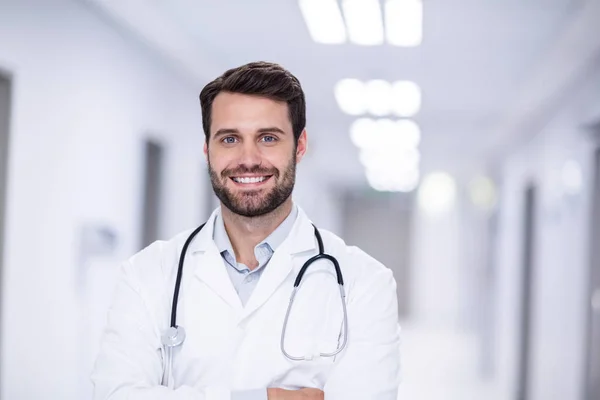 Retrato del médico de pie con los brazos cruzados — Foto de Stock