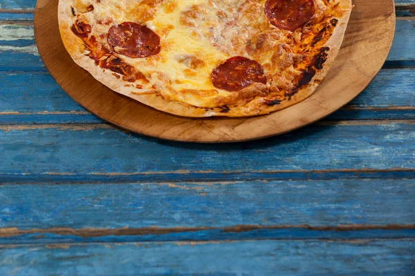 Leckere italienische Pizza auf Pizzatablett serviert — Stockfoto