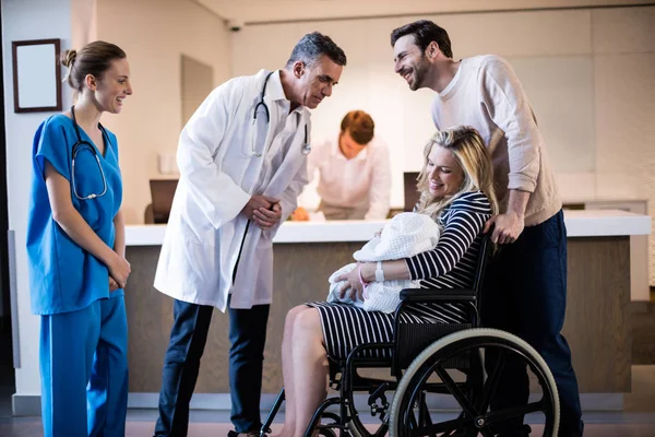 Doctors and patient interacting with each other — Stock Photo, Image