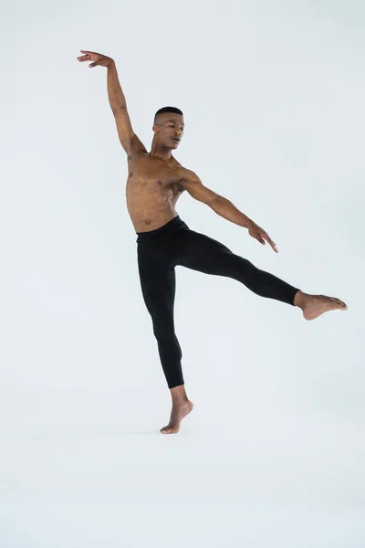 Bailarino praticando dança de balé — Fotografia de Stock