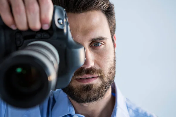 Fotógrafo con cámara digital en estudio — Foto de Stock
