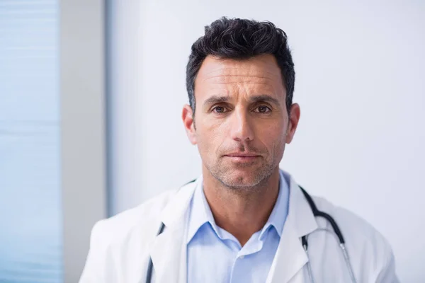 Retrato del médico en el hospital — Foto de Stock