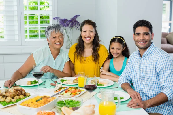 Felice famiglia multi generazione che mangia a tavola a casa — Foto Stock