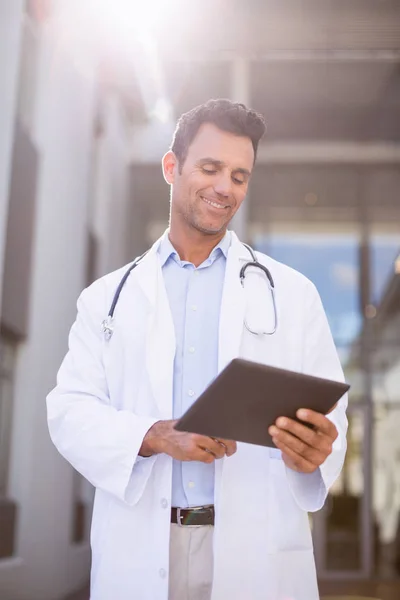 Médico sonriente usando tableta digital —  Fotos de Stock