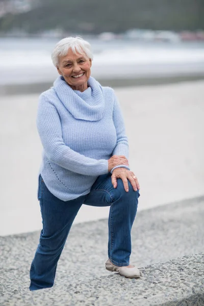 Портрет пожилой женщины, стоящей на ступеньках — стоковое фото