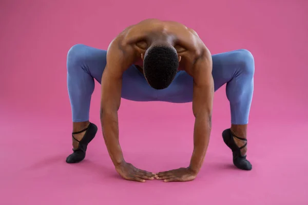 Bailarino praticando dança de balé — Fotografia de Stock