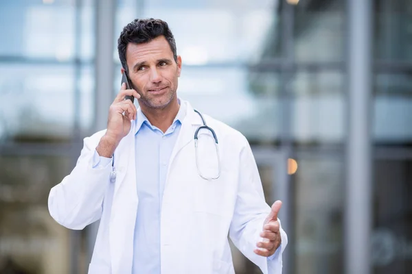 Mobil telefonda konuşurken doktor — Stok fotoğraf