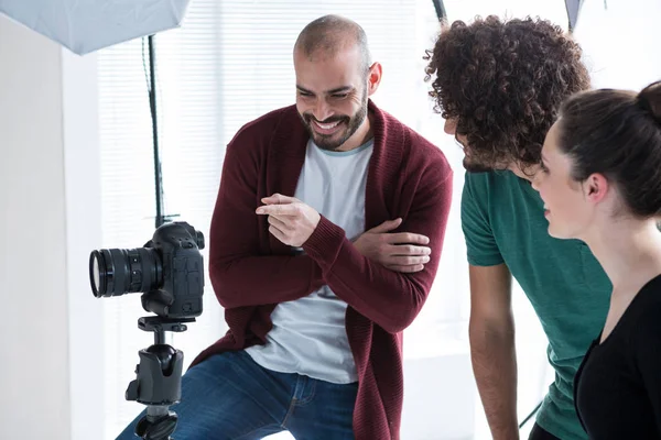 Photographer and colleagues looking at the photographs — Stock Photo, Image