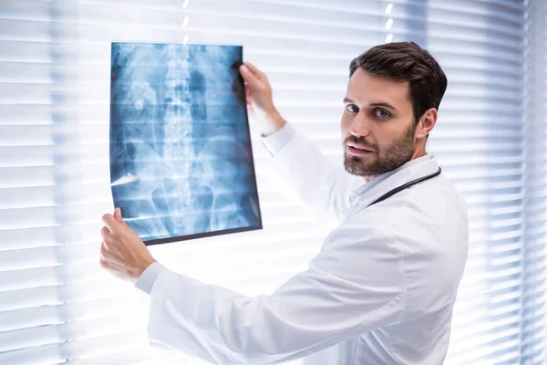 Férfi orvos megvizsgálja a röntgen portréja — Stock Fotó