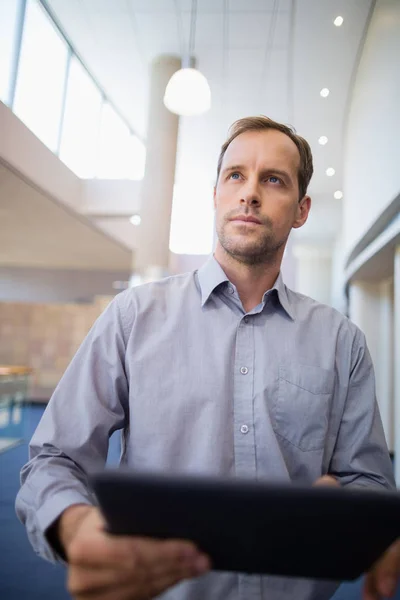 Zakenman houden een digitale tablet — Stockfoto