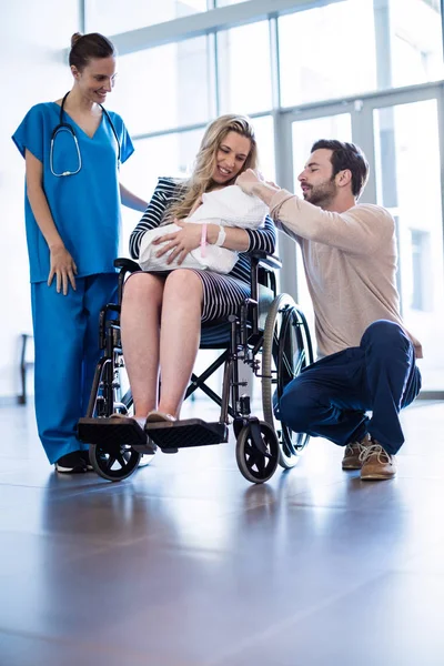 Casal olhando para seu bebê recém-nascido — Fotografia de Stock