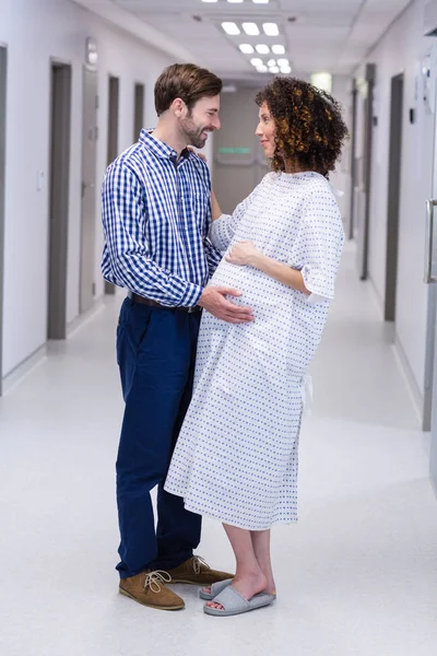 Adam hamile kadın koridorda rahatlatıcı — Stok fotoğraf