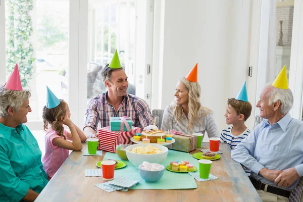 Gelukkig multi-generatie familie vieren van een verjaardag — Stockfoto