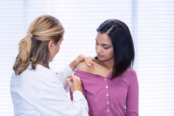 Médico que administra uma injecção ao doente — Fotografia de Stock