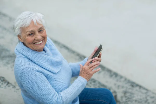 Donna anziana che utilizza il telefono cellulare — Foto Stock