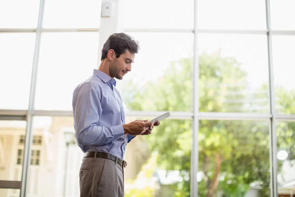 Homme d'affaires utilisant une tablette numérique — Photo