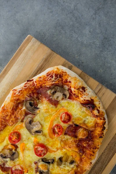 Italienische Pizza auf einem Pizzatablett serviert — Stockfoto