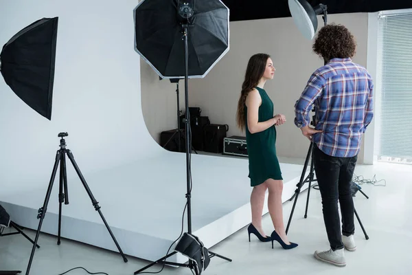 Photographe et mannequin examinant les photos capturées — Photo