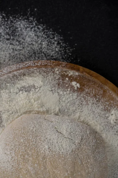 Ekmek hamur topu bir ahşap tepsi — Stok fotoğraf