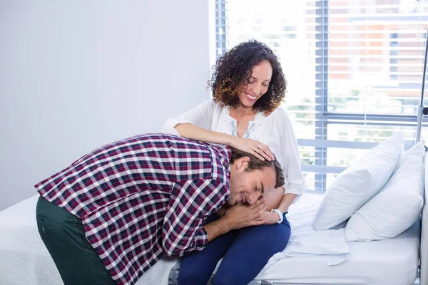 Ler man lyssnar på gravid kvinnas mage i församling — Stockfoto