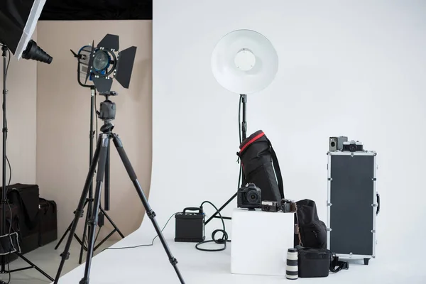 Estudio fotográfico con equipo de iluminación — Foto de Stock