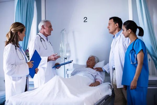 Ärzteteam interagiert miteinander — Stockfoto