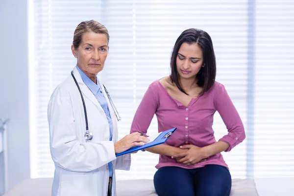 Patient souffrant de maux d'estomac tout en consultant un médecin — Photo